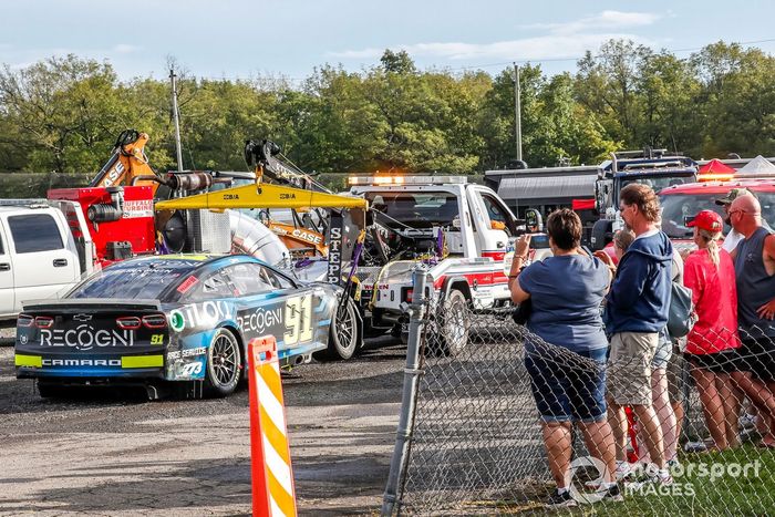 Kimi Raikkonen, TrackHouse Racing, Recogni Chevrolet Camaro es remolcado de la pista
