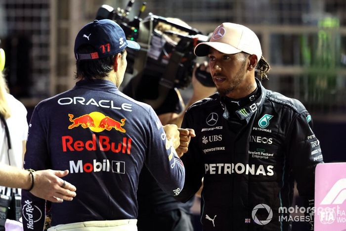Sergio Pérez, Red Bull Racing, Lewis Hamilton, Mercedes AMG, se felicitan tras la clasificación