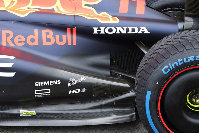 Red Bull Racing RB18 con el logo de Honda