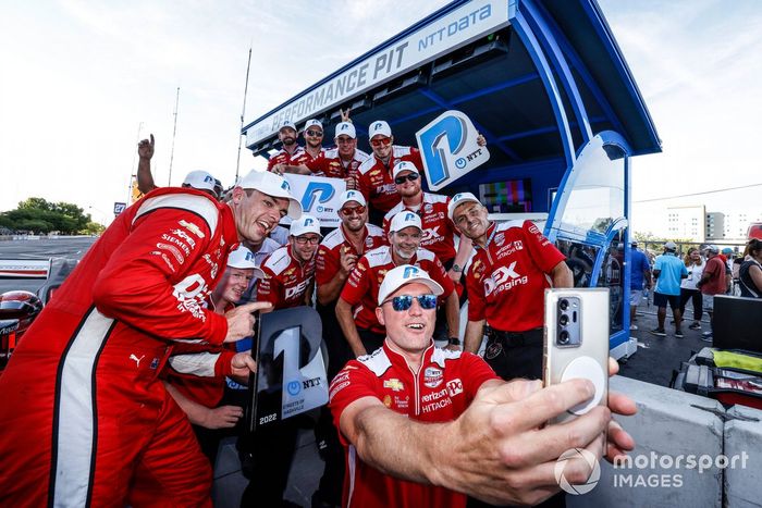 El ganador del premio NTT P1, Scott McLaughlin, del equipo Penske Chevrolet, celebra su pole position con el equipo
