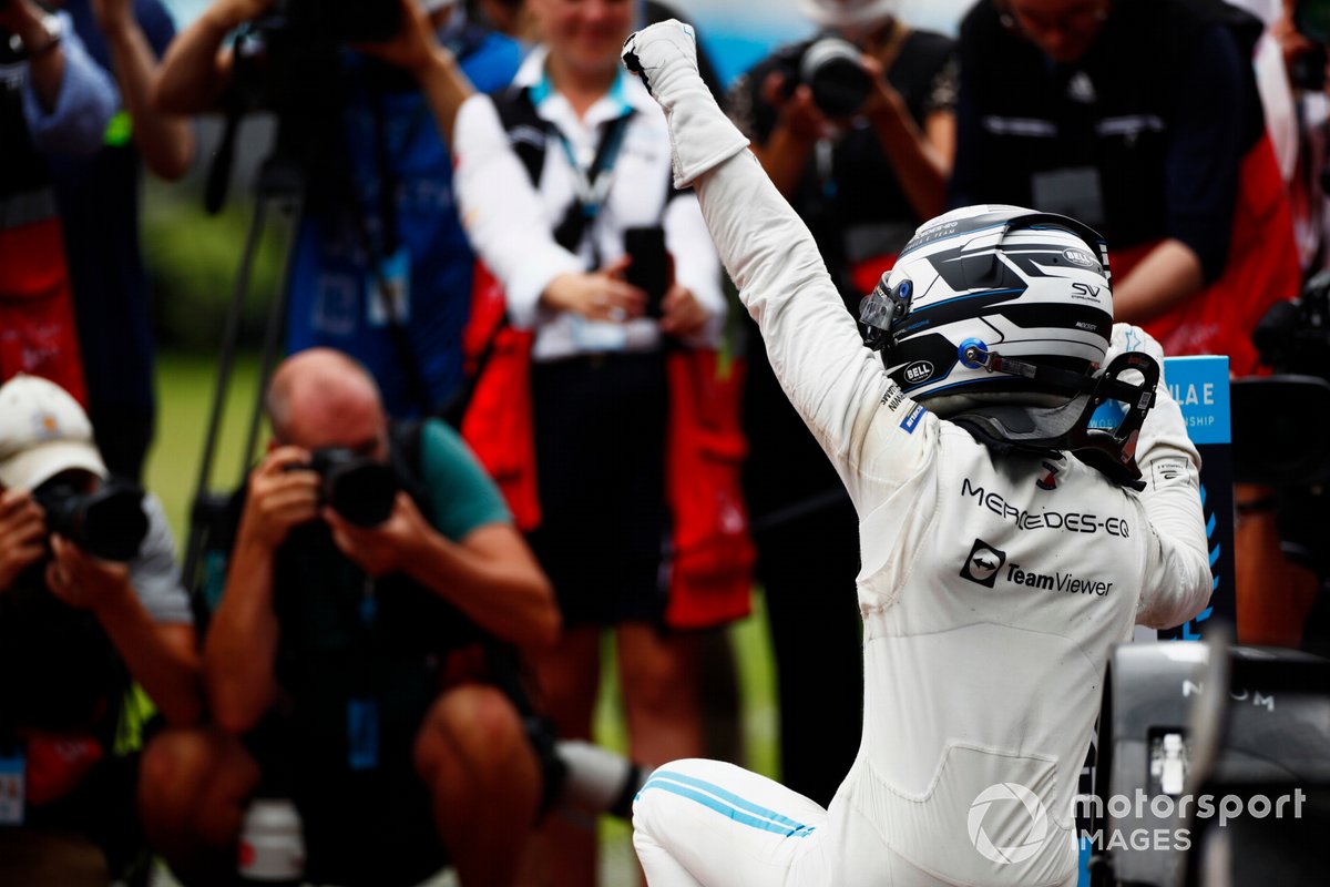 Stoffel Vandoorne, Mercedes-Benz EQ, 2° posizione, festeggia all'arrivo in Parco chiuso dopo aver conquistato il titolo di campione del mondo