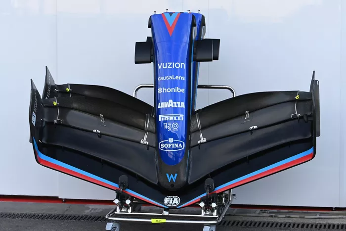 Detalle del nosecone y del alerón delantero del Williams FW44