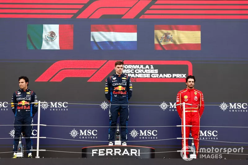 Sergio Pérez, Red Bull Racing, 2ª posición, Max Verstappen, Red Bull Racing, 1ª posición, Carlos Sainz, Scuderia Ferrari, 3ª posición, en el podio.