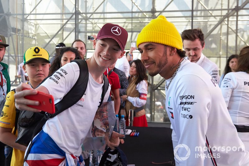 Lewis Hamilton, Mercedes AMG F1, posa per un selfie