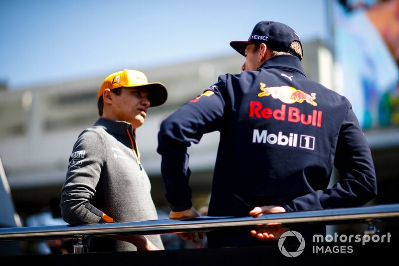 Lando Norris, McLaren, parla con Max Verstappen, Red Bull Racing, durante la Drivers Parade