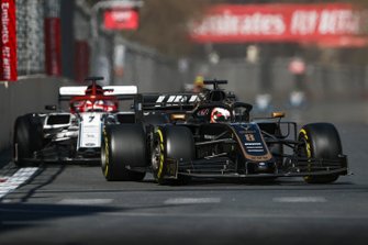 Romain Grosjean, Haas F1 Team VF-19, en Kimi Raikkonen, Alfa Romeo Racing C38