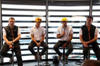 Andreas Seidl, Takım Patronu, McLaren, Lando Norris, McLaren, Carlos Sainz Jr., McLaren, ve James Key, Teknik Direktör, McLaren