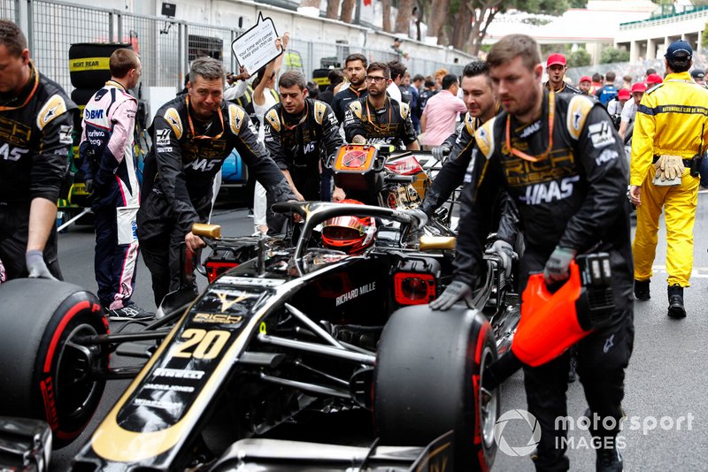 Kevin Magnussen, Haas F1 Team VF-19, arrives on the grid