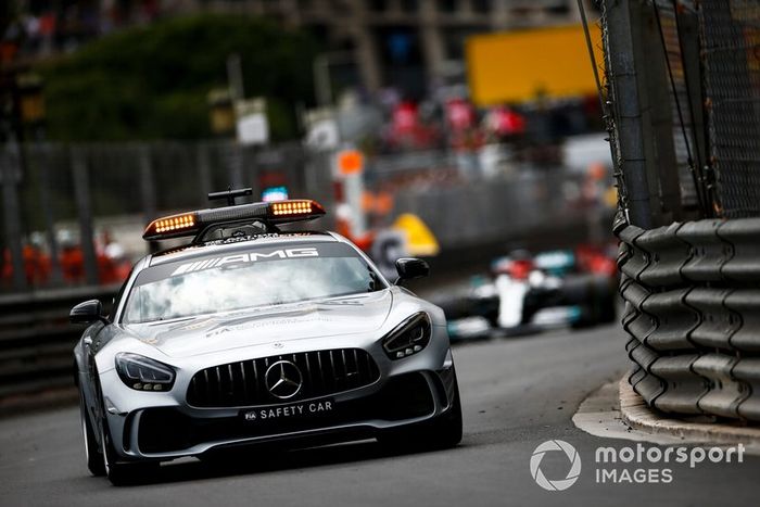 El Safety Car por delante de Lewis Hamilton, Mercedes AMG F1 W10