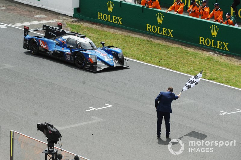 #36 Signatech Alpine Matmut Alpine A470: Nicolas Lapierre, Andre Negrao, Pierre Thiriet takes the checkered flag