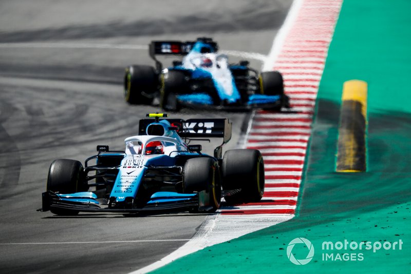 Robert Kubica, Williams FW42 devant George Russell, Williams Racing FW42