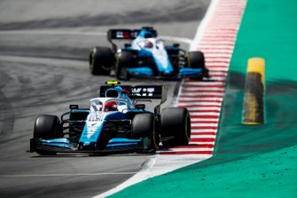 Robert Kubica, Williams FW42 leads George Russell, Williams Racing FW42