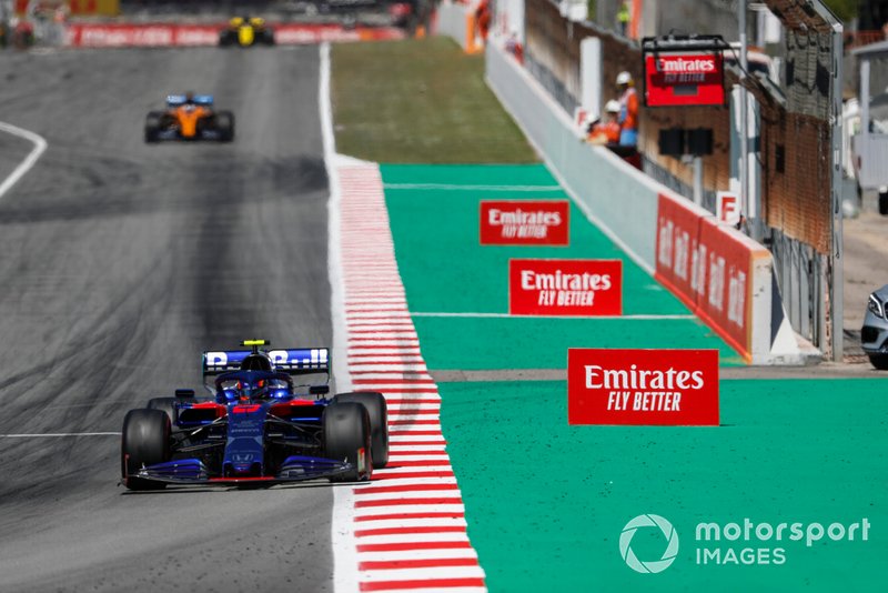 Alexander Albon, Toro Rosso STR14, leads Carlos Sainz Jr., McLaren MCL34