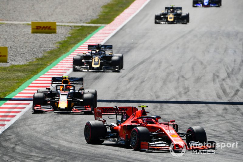Charles Leclerc, Ferrari SF90, devant Pierre Gasly, Red Bull Racing RB15, et Romain Grosjean, Haas F1 Team VF-19