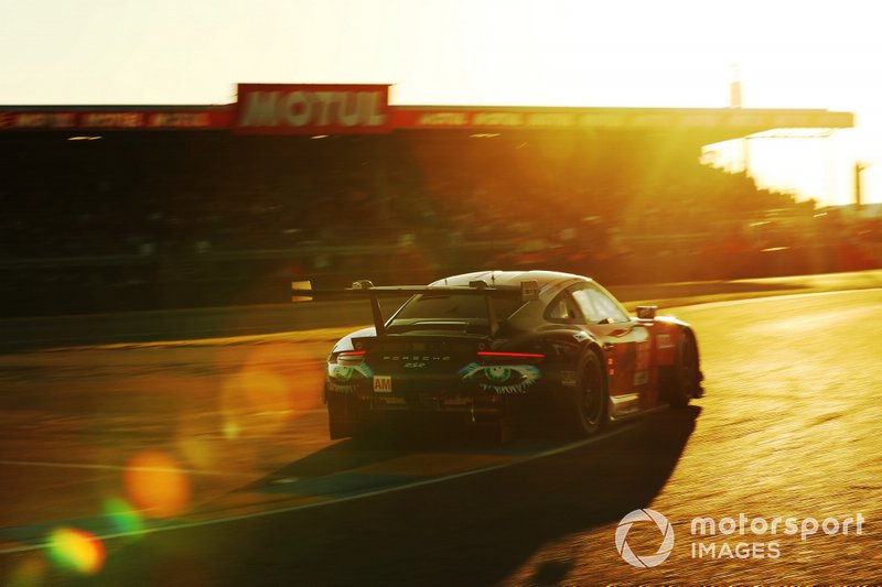 #56 Team Project 1 Porsche 911 RSR: Jorg Bergmeister, Patrick Lindsey, Egidio Perfetti
