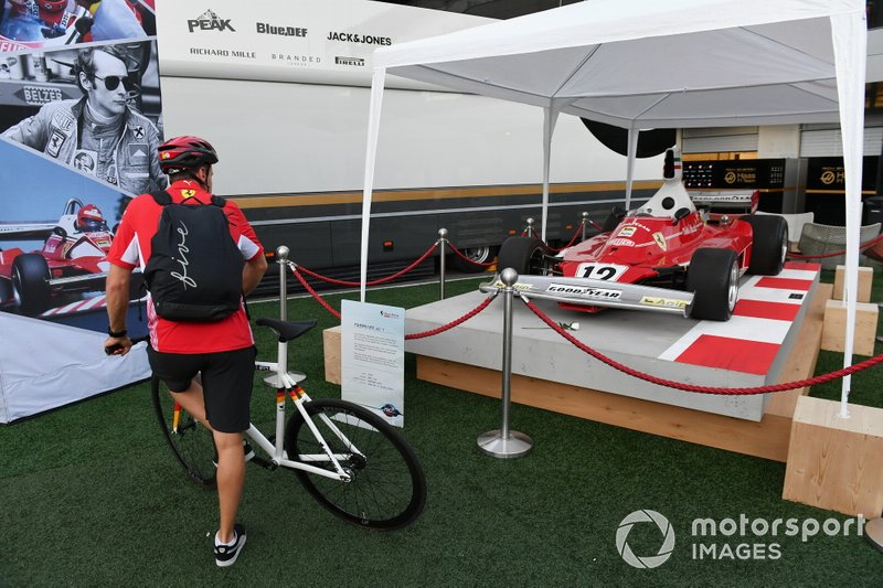 Sebastian Vettel, Ferrari regardant la Ferrari 312T de Niki Lauda exposée dans le paddock