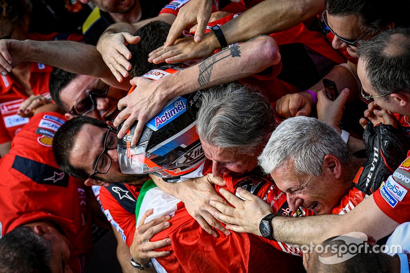 Een gelukzalige Danilo Petrucci viert zijn eerste MotoGP-zege met zijn team