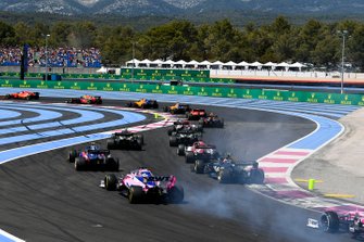 Charles Leclerc, Ferrari SF90, voor Max Verstappen, Red Bull Racing RB15, Carlos Sainz Jr., McLaren MCL34, Lando Norris, McLaren MCL34, Sebastian Vettel, Ferrari SF90, Pierre Gasly, Red Bull Racing RB15, Antonio Giovinazzi, Alfa Romeo Racing C38, Daniel Ricciardo, Renault F1 Team R.S.19, Nico Hulkenberg, Renault F1 Team R.S. 19, en de rest van het veld tijdens de openingsronde