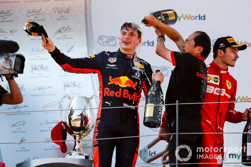 Podio: Toyoharu Tanabe, F1 Director Honda, ganador de la carrera Max Verstappen, Red Bull Racing