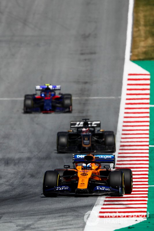 Carlos Sainz Jr., McLaren MCL34, devant Romain Grosjean, Haas F1 Team VF-19, and Alexander Albon, Toro Rosso STR14