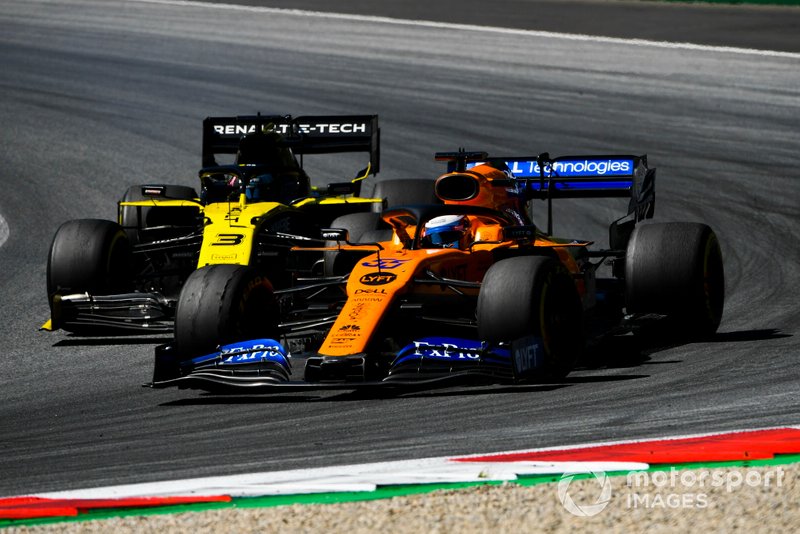 Carlos Sainz Jr., McLaren MCL34, leads Daniel Ricciardo, Renault F1 Team R.S.19