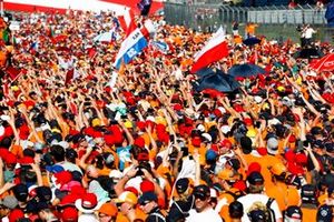 Max Verstappen-fans overspoelen de baan om de overwinning te vieren bij het podium