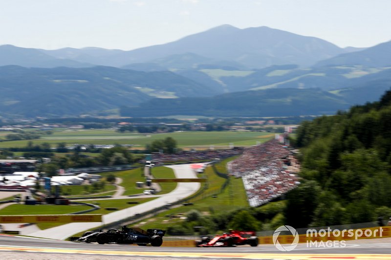 Romain Grosjean, Haas F1 Team VF-19, devant Charles Leclerc, Ferrari SF90