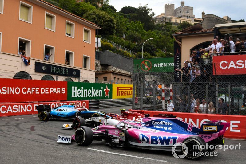 Robert Kubica, Williams FW42, spins after contact and blocks the track ahead of Antonio Giovinazzi, Alfa Romeo Racing C38, and Sergio Perez, Racing Point RP19