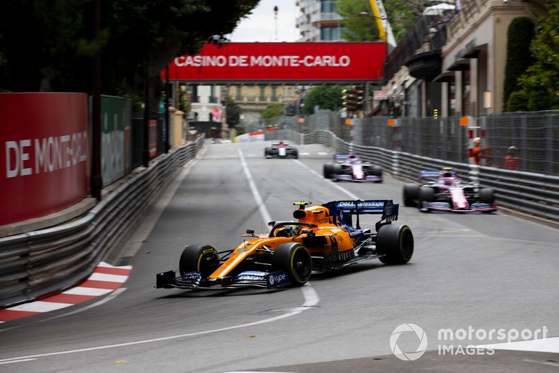 Lando Norris, McLaren MCL34, precede Lance Stroll, Racing Point RP19