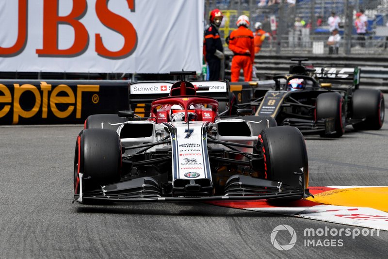 Kimi Raikkonen, Alfa Romeo Racing C38, leads Romain Grosjean, Haas F1 Team VF-19