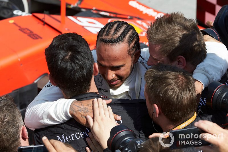 Hamilton egyre közelebb és közelebb kerül Schumacher megdönthetetlennek hitt rekordjához. A Mercedes rekordere 78 győzelmet számol, és ha ilyen ütemben folytatja tovább, akkor még akár ebben a szezonban beérheti, vagy meg is döntheti Michael rekordját. A német legenda 91 alkalommal nyert az F1-ben. Vettel a harmadik helyen már csak 52 győzelmet számol Prost (51), Senna (41), Alonso (32), Mansell (31), Stewart (27), Clark (25) és Lauda (25) előtt.