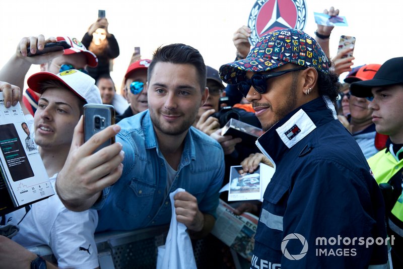 Lewis Hamilton, Mercedes AMG F1 takes a selfie with a fan