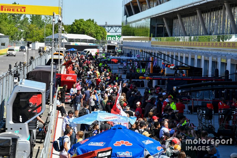 Fan in pit lane