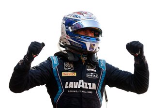 Yarış galibi Nicholas Latifi, Dams
