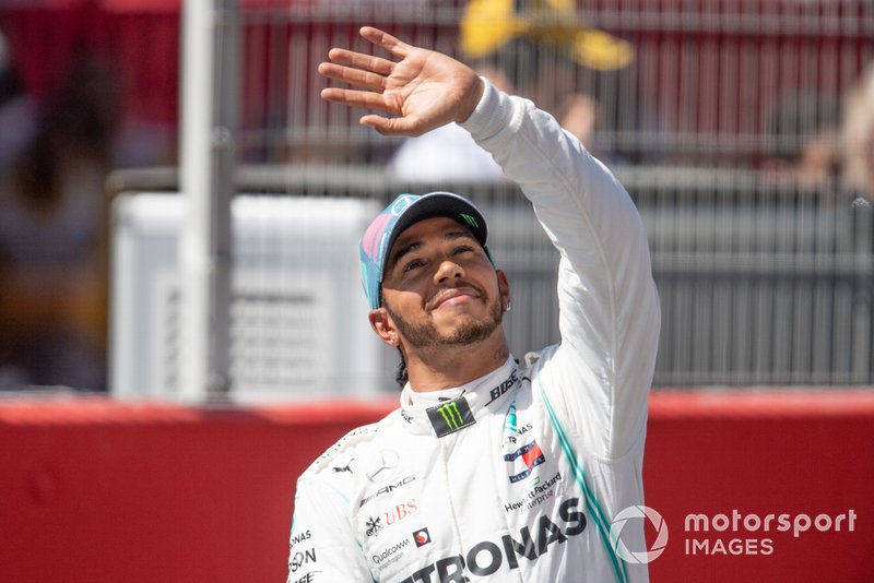 Lewis Hamilton, Mercedes AMG F1, saluta i fan dopo le qualifiche