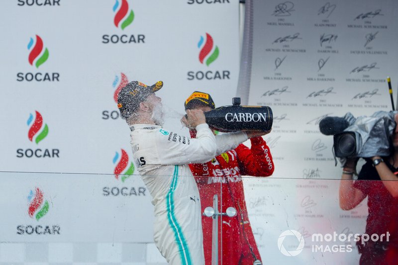 Il vincitore Valtteri Bottas, Mercedes AMG F1 e Sebastian Vettel, Ferrari festeggiano sul podio con lo champagne