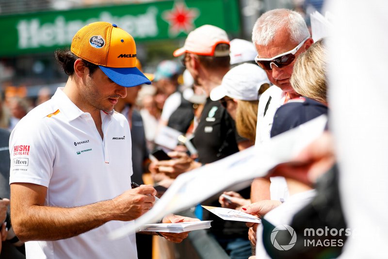 Carlos Sainz Jr., McLaren firma un autógrafo para un aficionado