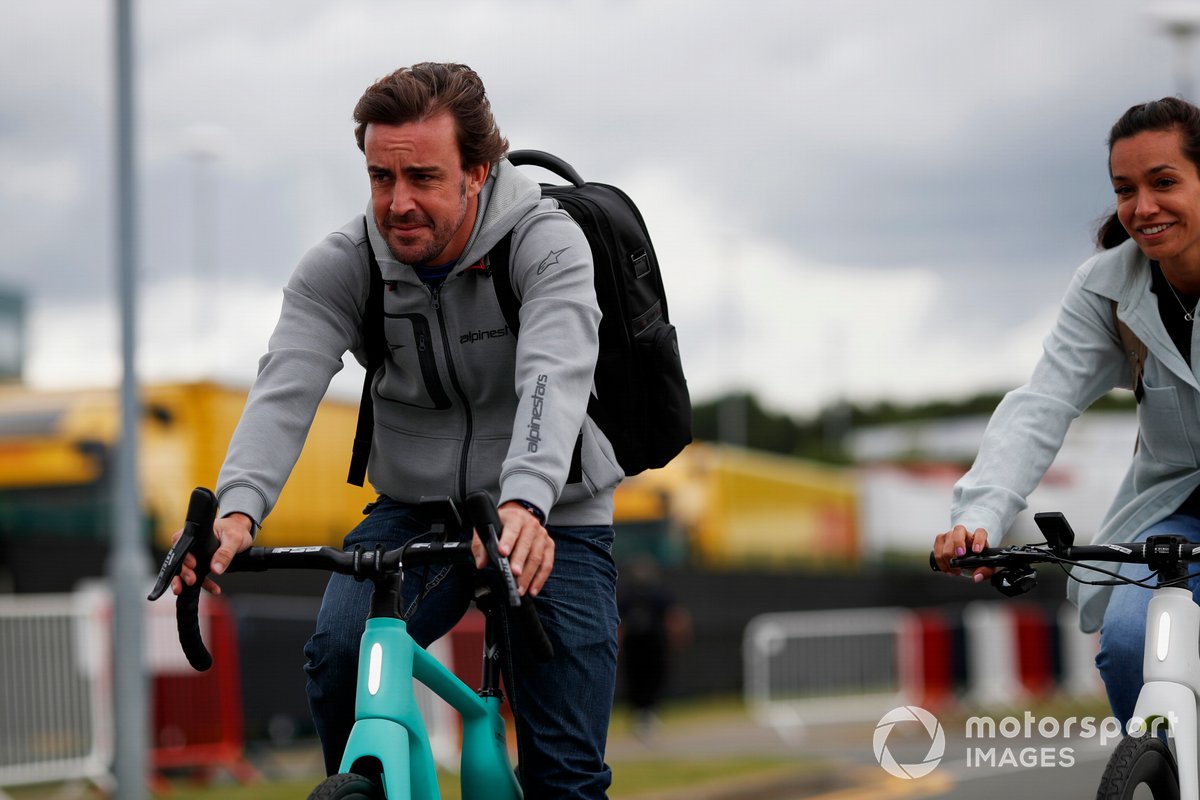 Fernando Alonso, Alpine F1 Team, Andrea Schlager tiba di trek