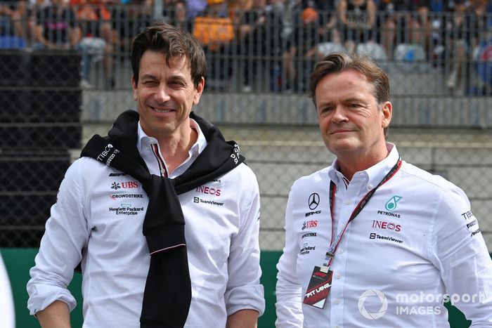 Toto Wolff, director del equipo y consejero delegado de Mercedes AMG, Markus Schafer, presidente no ejecutivo y director de operaciones de Mercedes-Benz, son la parrilla