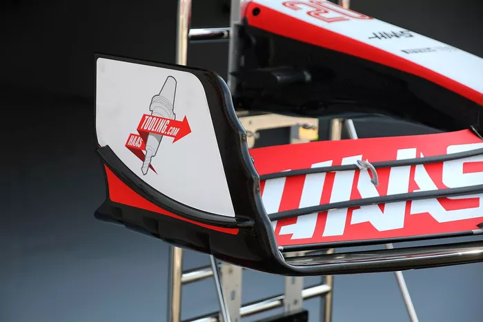 Detalle del alerón delantero del Haas VF-22