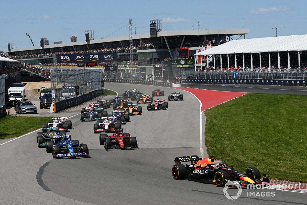 Max Verstappen, Red Bull Racing RB18, Fernando Alonso, Alpine A522, Carlos Sainz, Ferrari F1-75, Lewis Hamilton, Mercedes W13, Kevin Magnussen, Haas VF-22, the rest of the field at the start