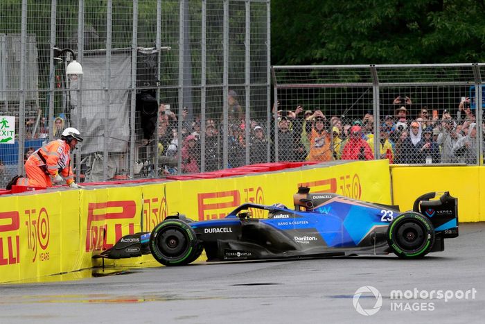 Alex Albon, Williams FW44, choca contra la barrera