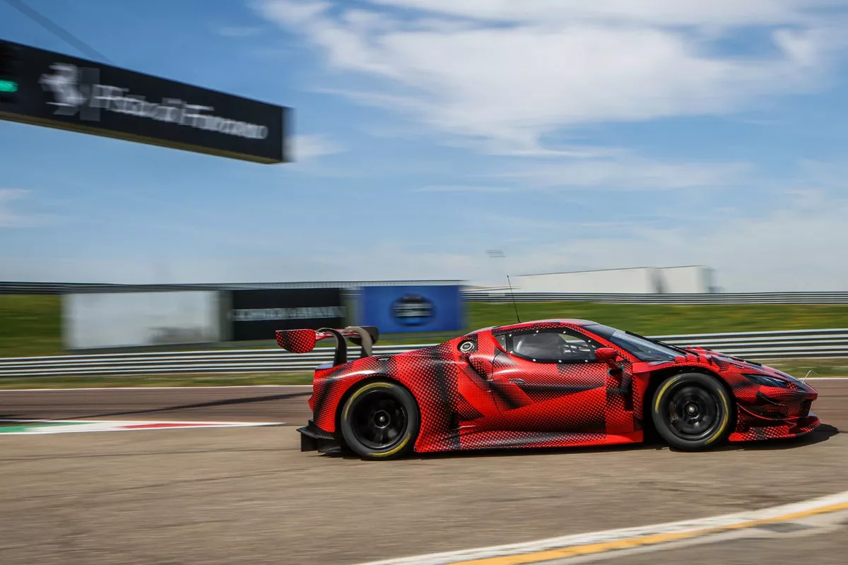 la-nuova-ferrari-296-gt3-a-fio-1.webp