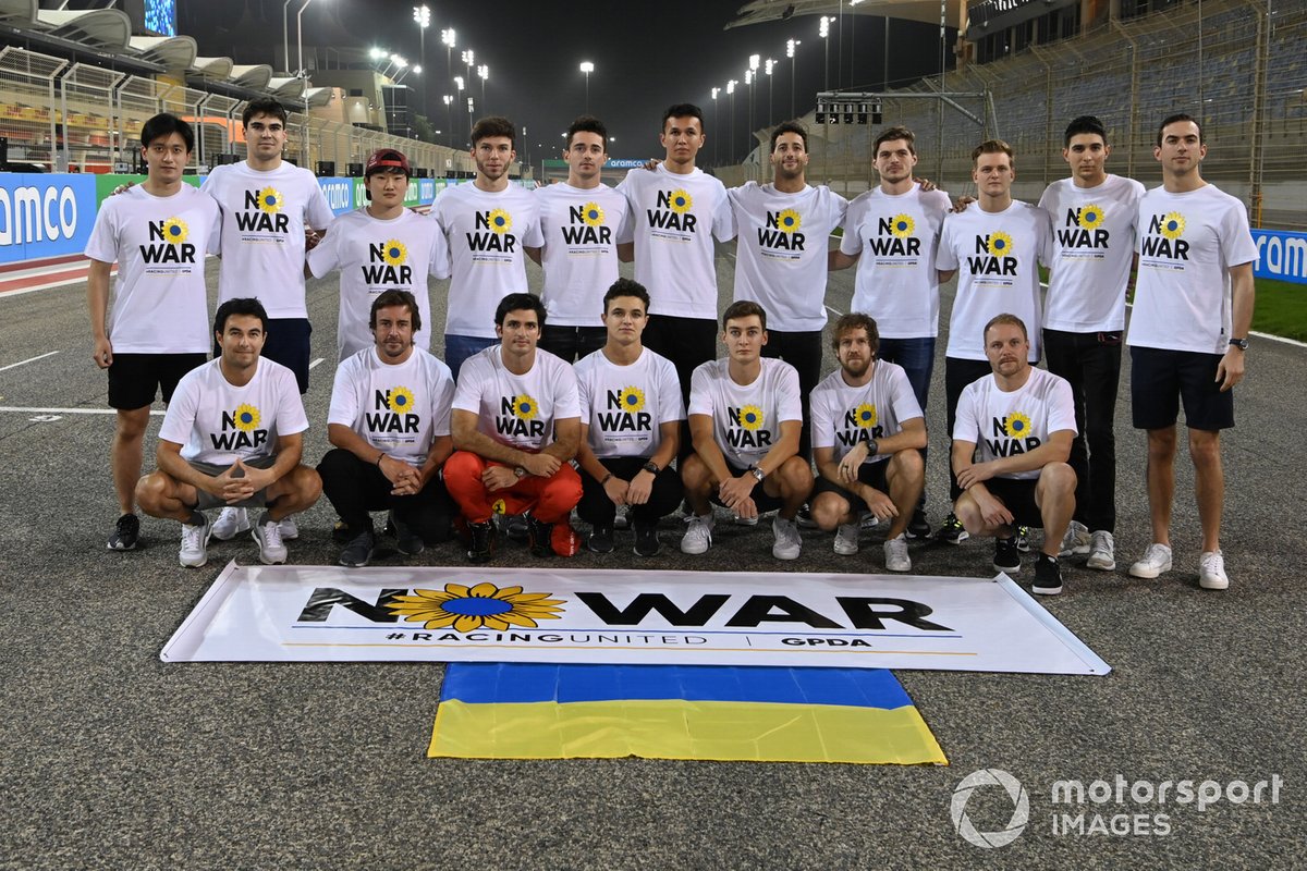 Formula 1 pilotları, Bahreyn testleri öncesi "Savaşa Hayır" mesajı verdiler 2 Formula 1 Haberleri - F1 Puan Durumu F1 Drivers wearing