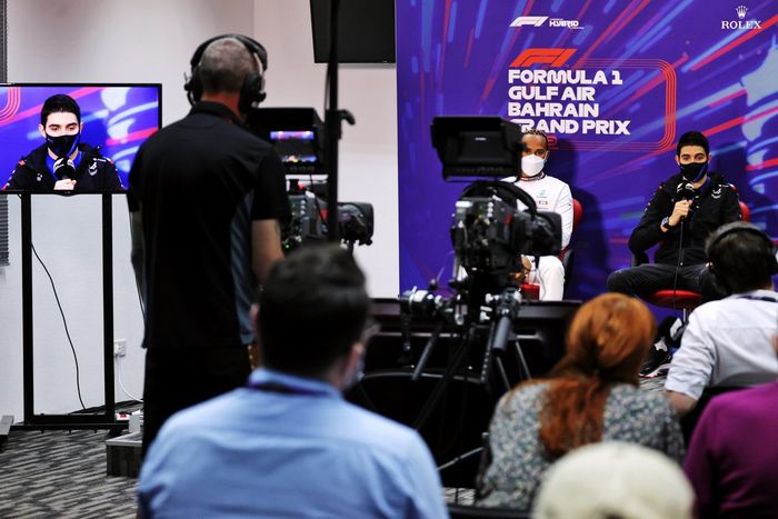 Lewis Hamilton, Mercedes-AMG, Esteban Ocon, Alpine F1 Team, en la rueda de prensa