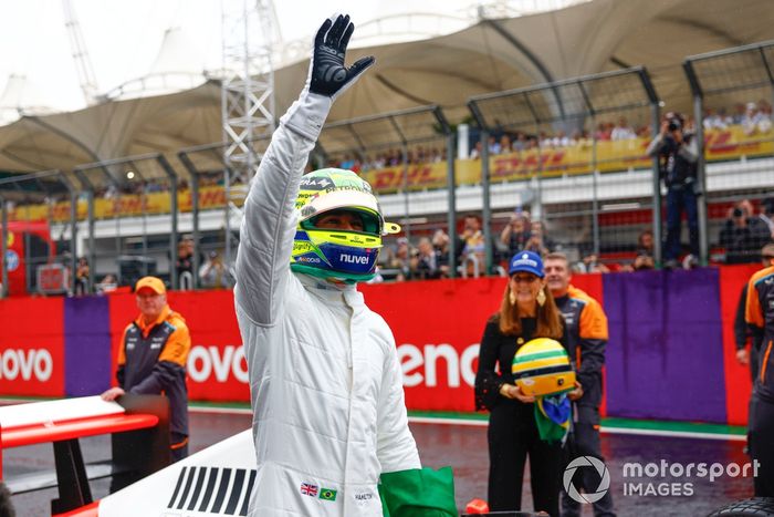 Lewis Hamilton saluda a los aficionados tras conducir el McLaren MP4/5B