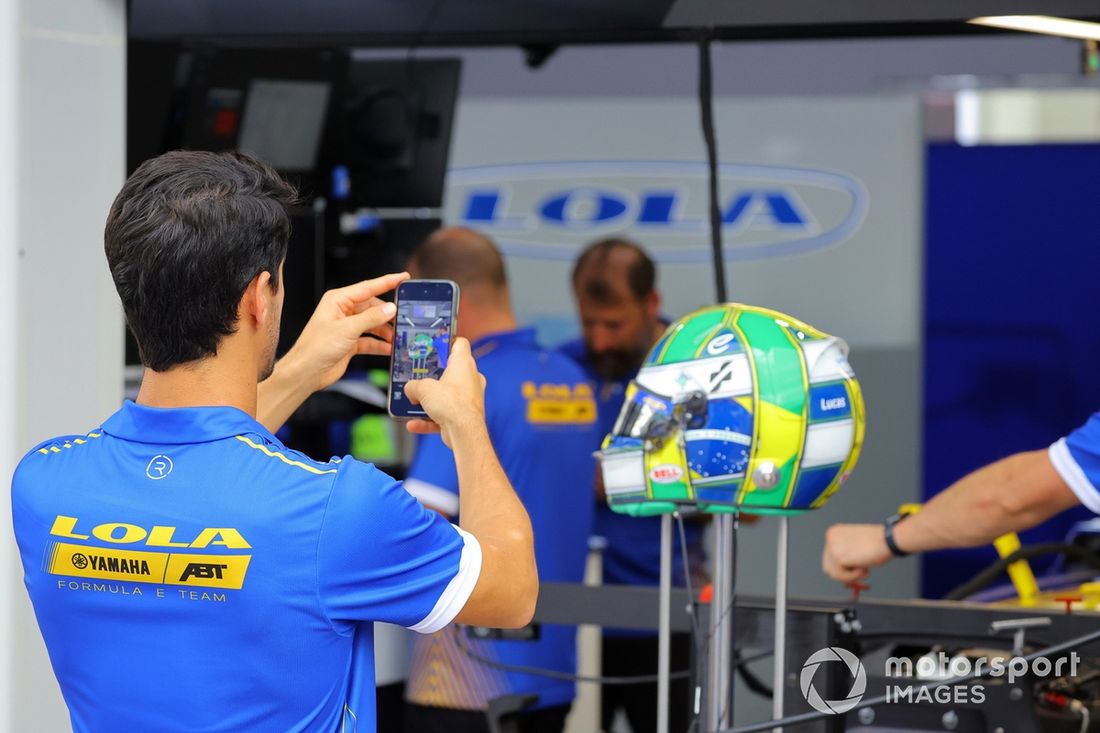 Lucas di Grassi , Lola Yamaha ABT Formula E Team toma una foto de su casco en el garaje