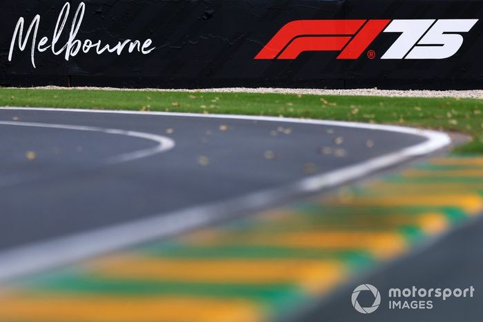 Vista detallada del F175 y del cartel de Melbourne en tierra