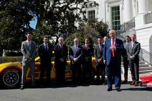 El presidente de Estados Unidos, Donald Trump, Roger Penske, el comisionado de la NASCAR, Steve Phelps, y el presidente de la NASCAR, Steve O'Donnell, Joey Logano, Ryan Blaney.