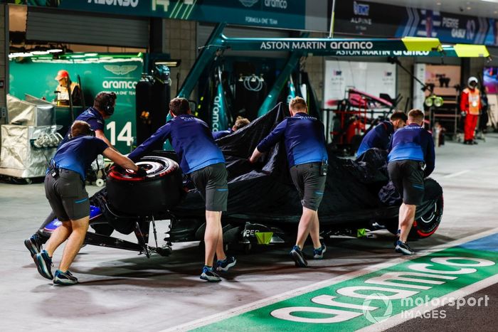 Los mecánicos traen los restos del coche de Franco Colapinto, Williams FW46